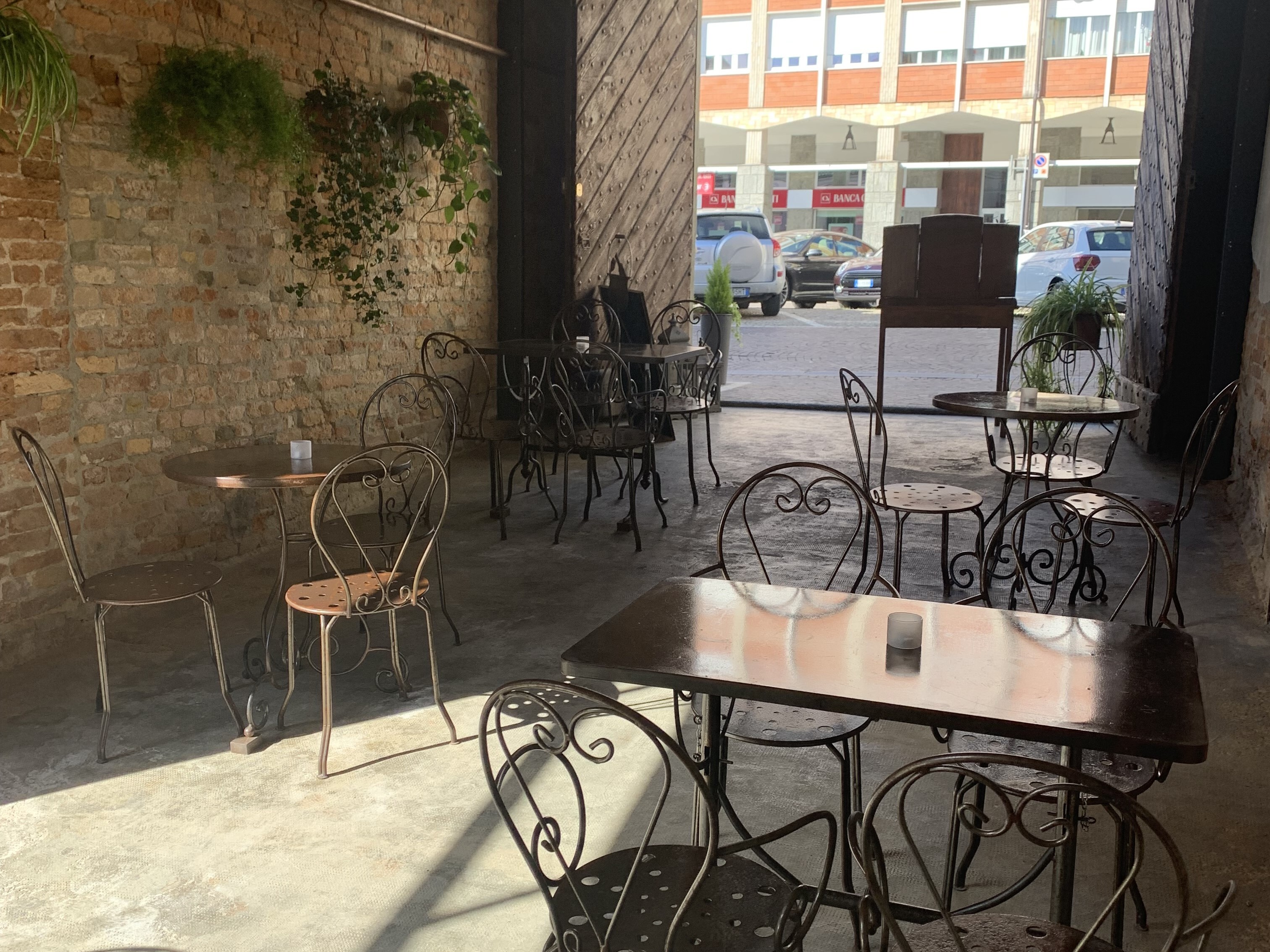 Vino_e_bottiglie.jpeg Vino_e_bottiglie.jpeg